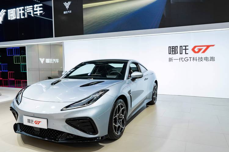 深圳256哪吒汽车在智能汽车领域的表现，领途汽车在新能源汽车市场中的影响力